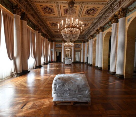 Lullaby torna a casa: l’opera di Maurizo Cattelan alla GAM di Milano