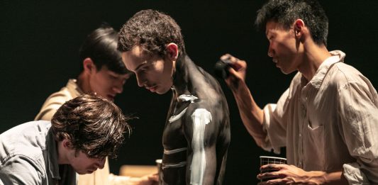 Corpo per raccontare, parola per morire: Alan Lucien Øyen al Torinodanza