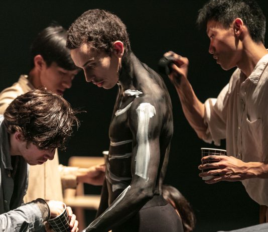 Corpo per raccontare, parola per morire: Alan Lucien Øyen al Torinodanza
