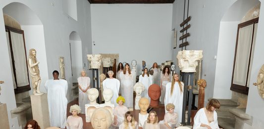 La performance di Vanessa Beecroft a Palermo: la brandizzazione trionfa, il femminismo incespica Vanessa Beecroft, VB94, 2022 Palazzo Abatellis, Palermo ©️ Vanessa Beecroft, 2022