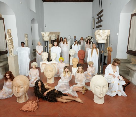 La performance di Vanessa Beecroft a Palermo: la brandizzazione trionfa, il femminismo incespica Vanessa Beecroft, VB94, 2022 Palazzo Abatellis, Palermo ©️ Vanessa Beecroft, 2022