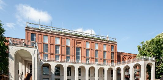 La Triennale di Milano compie 100 anni e lancia il programma del prossimo anno. Ma si guarda già al 2026 Il Giardino e la facciata - © Triennale Milano - foto Gianluca Di Ioia