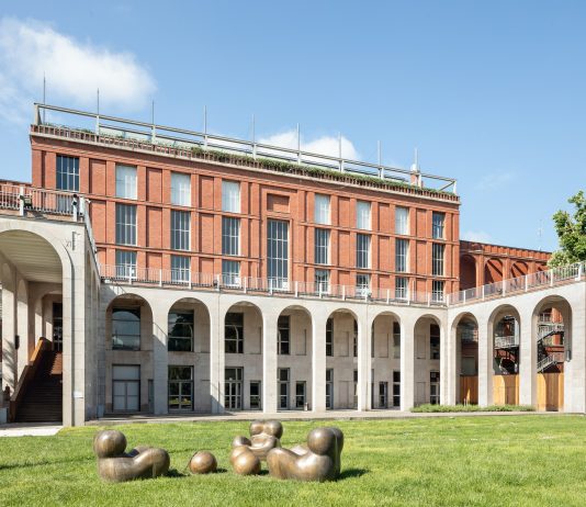 La Triennale di Milano compie 100 anni e lancia il programma del prossimo anno. Ma si guarda già al 2026 Il Giardino e la facciata - © Triennale Milano - foto Gianluca Di Ioia