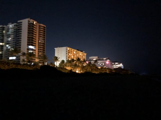 Gli hotel di lusso visti dalla spiaggia ph. Elisa Bertaglia