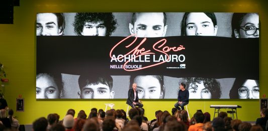 Achille Lauro nelle scuole: il tour per le nuove generazioni in tutta Italia achille lauro scuole