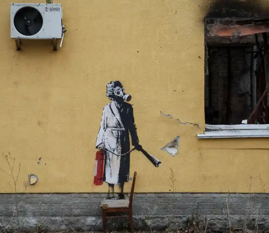 Provano a rubare un Banksy: otto persone arrestate in Ucraina L'opera di Banksy rubata in Ucraina