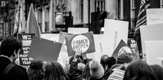 Elogio del “politicamente corretto”. Che, per una volta, è corretto e basta Manifestazione ph. giacomo ferroni