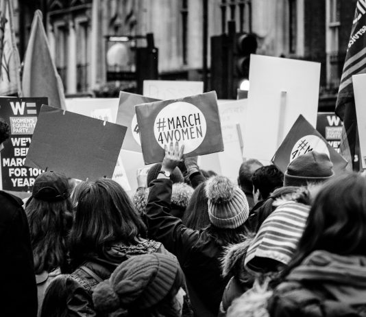Elogio del “politicamente corretto”. Che, per una volta, è corretto e basta Manifestazione ph. giacomo ferroni