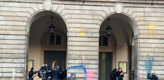 Vernice sulla Scala di Milano: la protesta di Ultima Generazione il giorno della prima