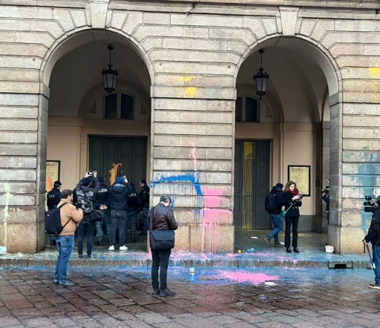 Vernice sulla Scala di Milano: la protesta di Ultima Generazione il giorno della prima
