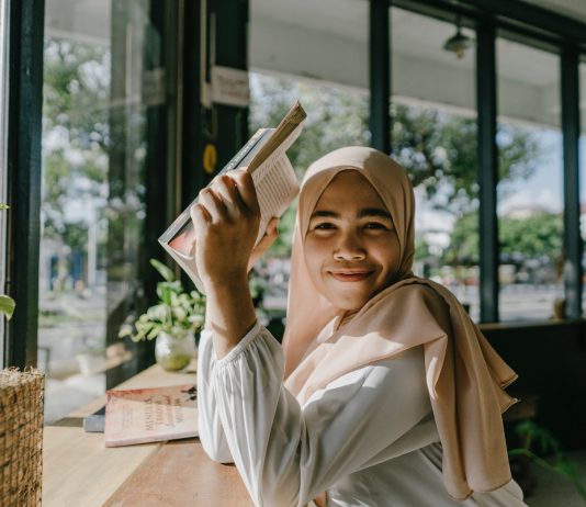 Bonus 18app: il caso che lega il Governo, la Cultura, la Gen Z, il “goblin mode” e il desiderio Ragazza con libro