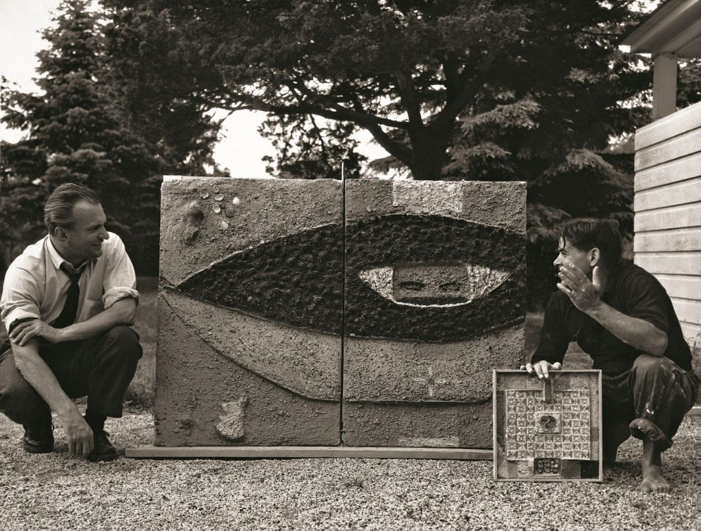 Enrico Peressutti (a sinistra) e Costantino Nivola con due bozzetti per lo showroom Olivetti, Springs, East Hampton, 1953 Courtesy Fondazione Nivola