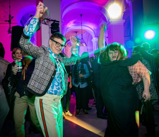 Cosa resta da celebrare quando la festa è finita? Opening Party Vienna Art Week: Jakob Lena Knebl & Ashley Hans Scheirl, Dorotheum, 2019 Photograph eSeL © eSeL