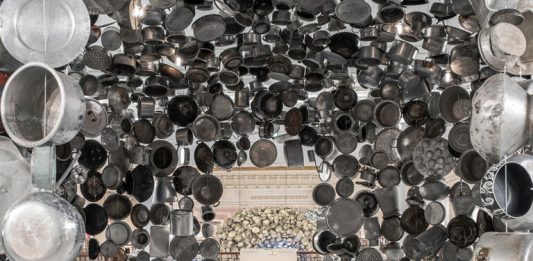 La spettacolare installazione di Subodh Gupta al Bon Marché di Parigi Opera di Subodh Gupta al Bon Marché