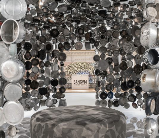 La spettacolare installazione di Subodh Gupta al Bon Marché di Parigi Opera di Subodh Gupta al Bon Marché