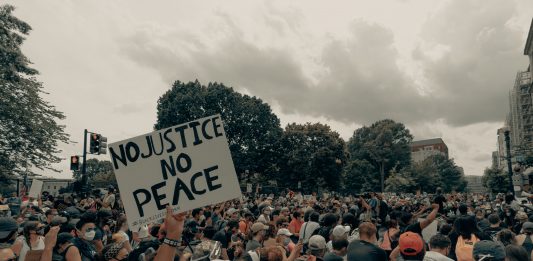 Keenan Anderson ucciso dalla polizia come George Floyd. Ecco perché la cultura non deve smettere di lottare contro il razzismo Black Lives Matter. ph. Clay Banks