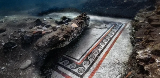 Dopo 40 anni è stato ritrovato nei fondali del parco sommerso di Baia il celebre mosaico a onde nere