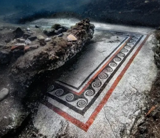 Dopo 40 anni è stato ritrovato nei fondali del parco sommerso di Baia il celebre mosaico a onde nere