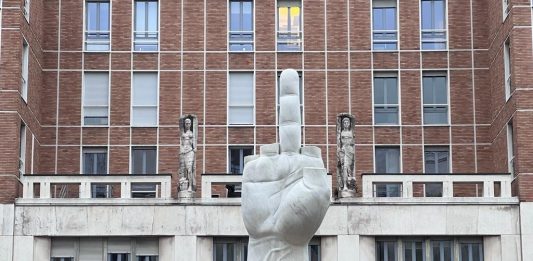 Gli eco attivisti imbrattano il dito medio di Cattelan a Milano. Ma il danno dura meno dell’indignazione Maurizio Cattelan, L.O.V.E., Piazza Affari, Milano ph. Erica Roccella