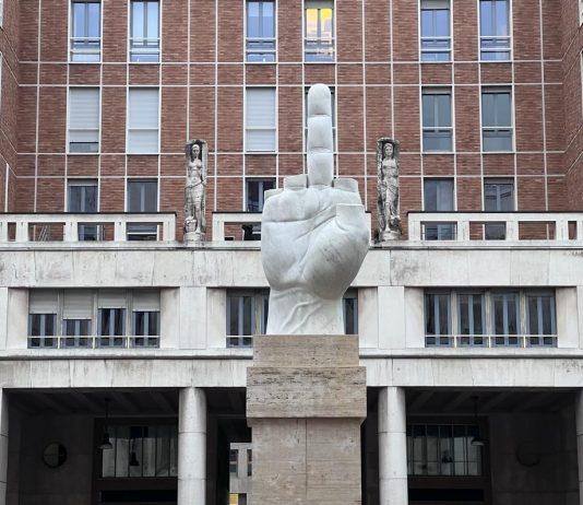 Gli eco attivisti imbrattano il dito medio di Cattelan a Milano. Ma il danno dura meno dell’indignazione Maurizio Cattelan, L.O.V.E., Piazza Affari, Milano ph. Erica Roccella
