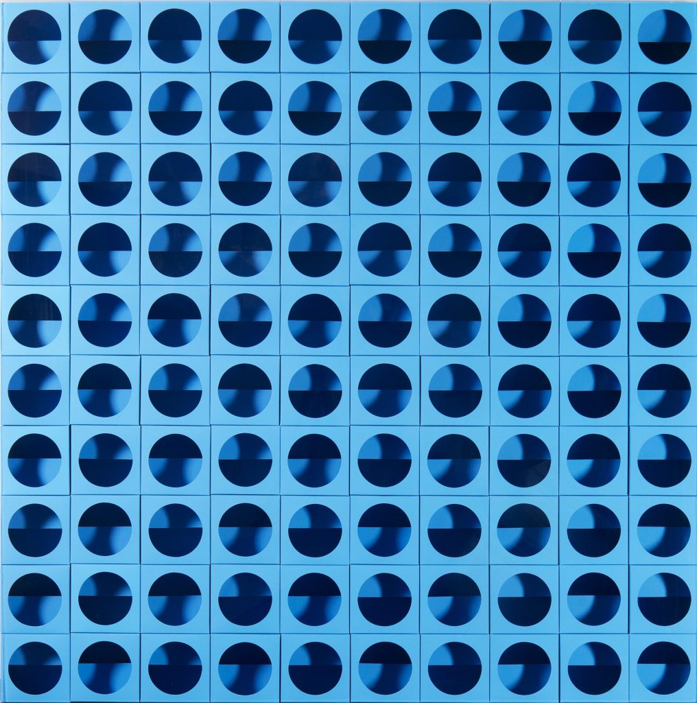 Paolo Scheggi, Inter-ena-cubo, 1968. Moduli di cartone azzurro fustellato e plexiglas102 x 102 x 115 cm. Collezione Franca e Cosima Scheggi, Milano