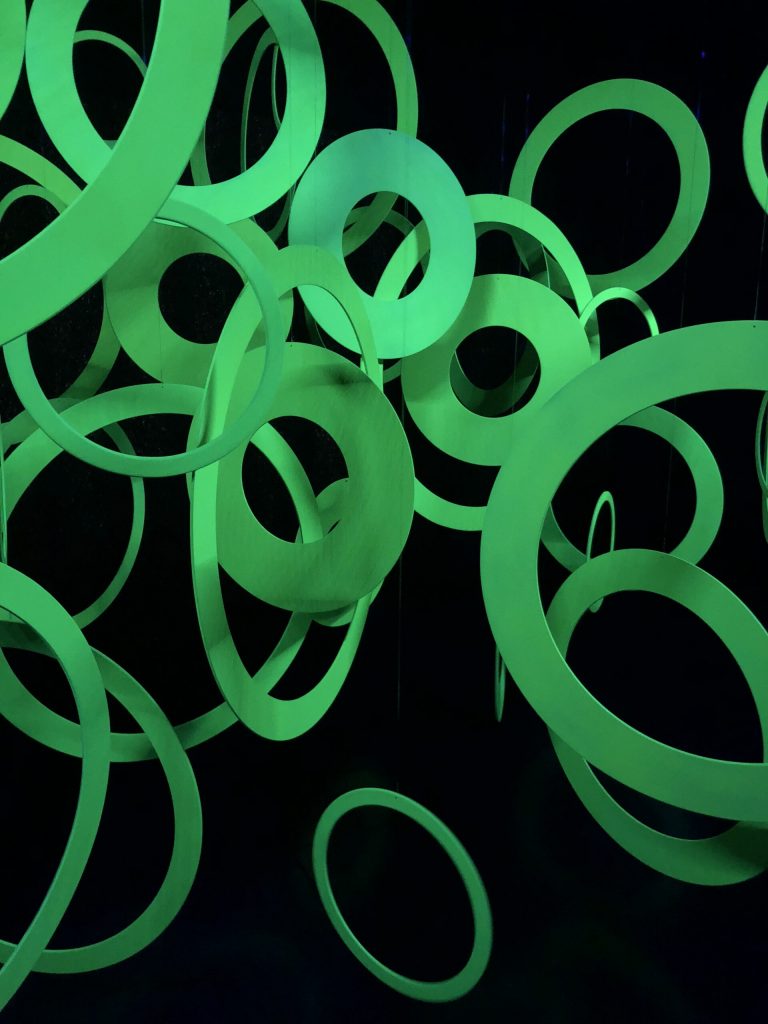 Paolo Scheggi, Interfiore, 1968. Pittura gialla fluorescente su anelli di legno e luce di Wood, 400 x 400 x 400 cm. Collezione Franca e Cosima Scheggi