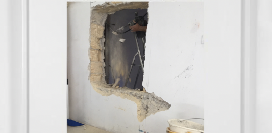 Giuseppe Buzzotta con L’angelo della finestra alla Galleria Massimo Ligreggi, Catania