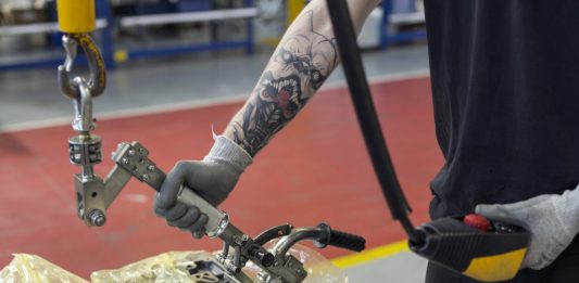 Corpi e macchine al lavoro: l’ultimo volume fotografico di William Guerrieri