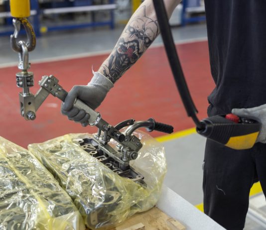 Corpi e macchine al lavoro: l’ultimo volume fotografico di William Guerrieri