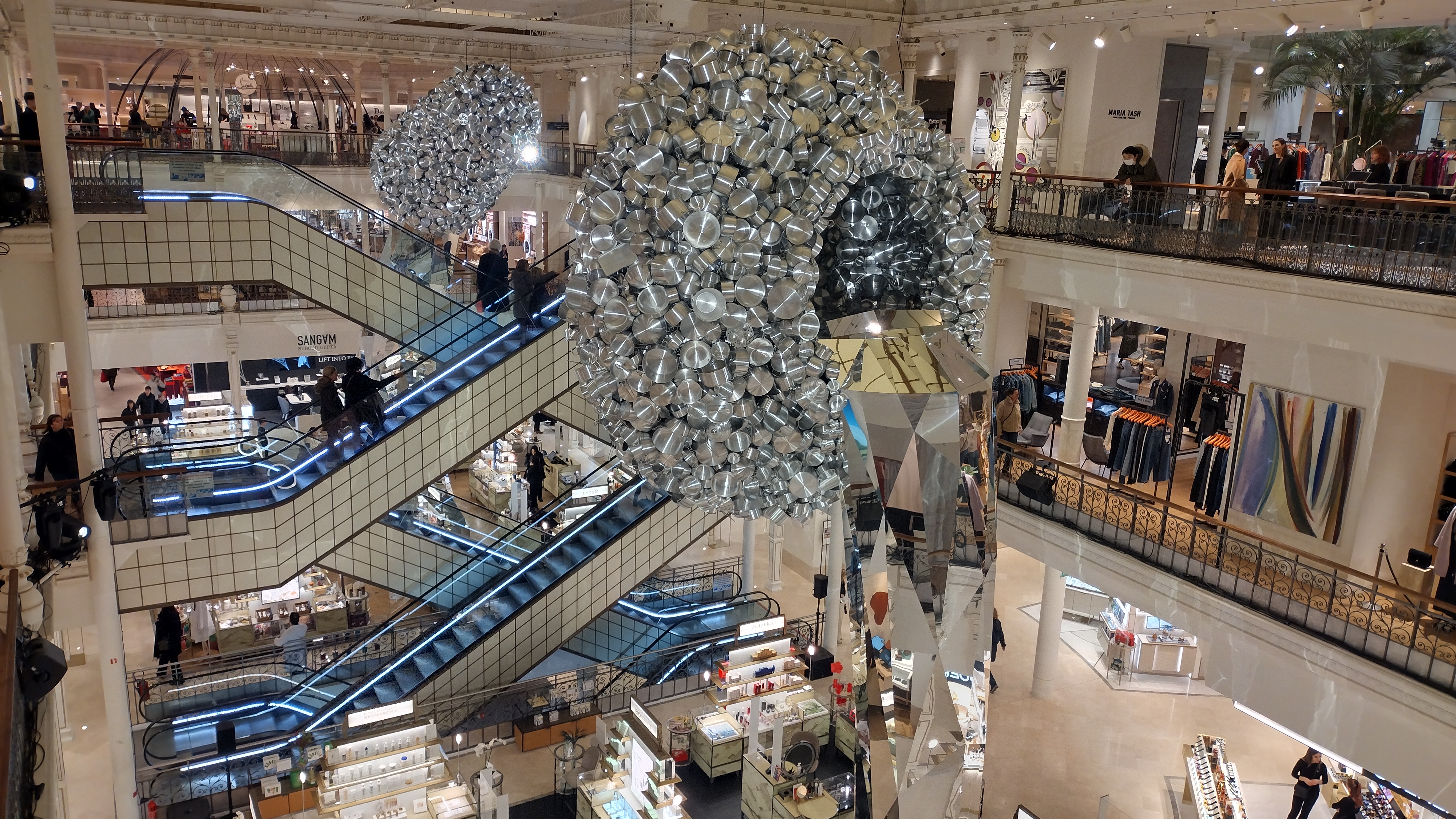 Opera di Subodh Gupta al Bon Marché