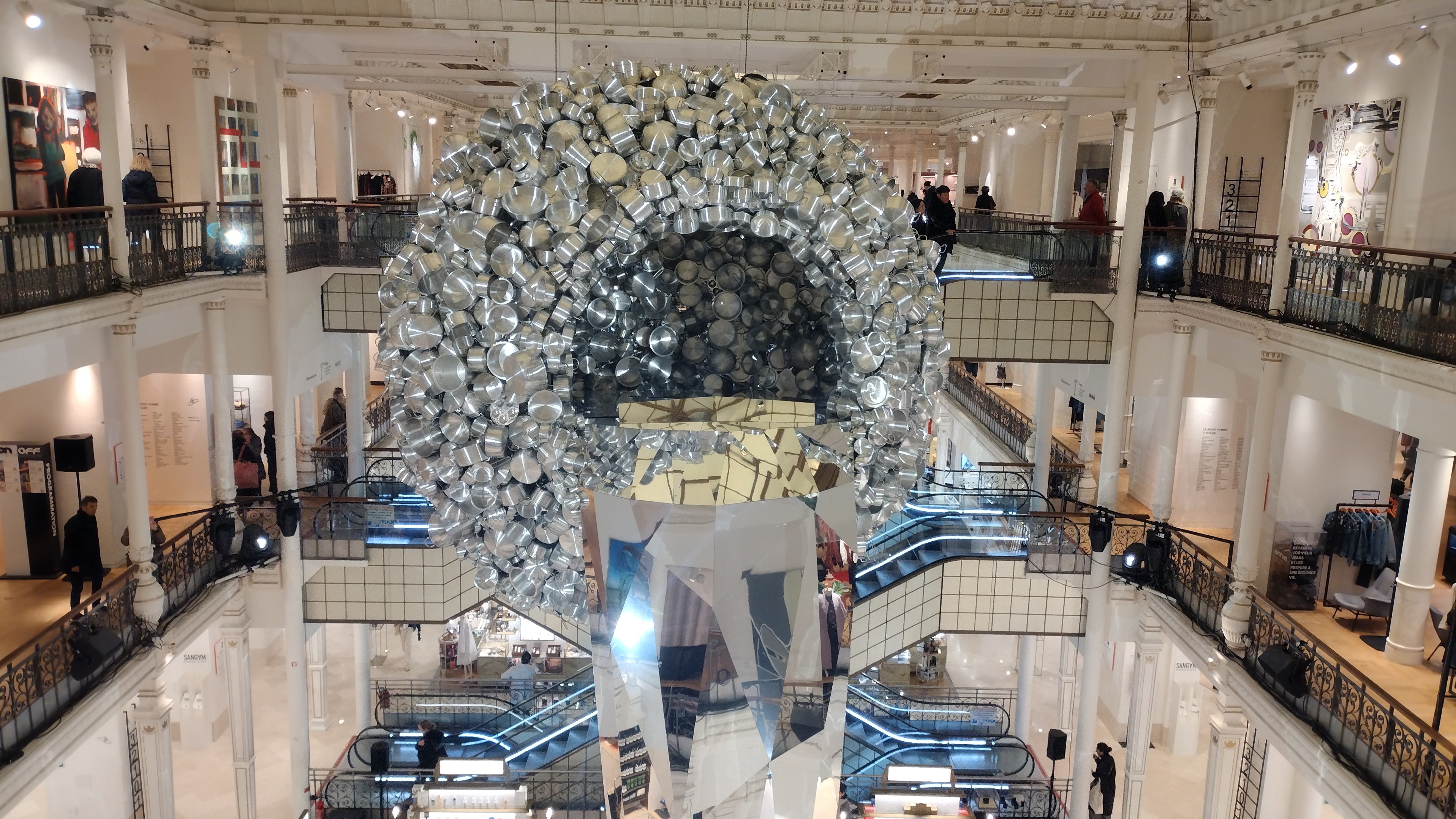 Opera di Subodh Gupta al Bon Marché