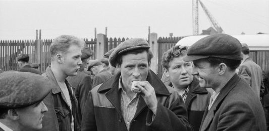 Martin Parr e Henri Cartier-Bresson si riconciliano in una mostra a Parigi