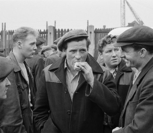 Martin Parr e Henri Cartier-Bresson si riconciliano in una mostra a Parigi