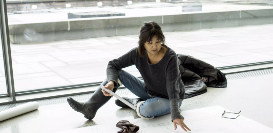 L’artista Maya Lin vince l’Annual Crystal Award del World Economic Forum di Davos Portrait of Maya Lin. Image: Alyssa C. Thiel, courtesy PUAM