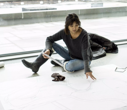 L’artista Maya Lin vince l’Annual Crystal Award del World Economic Forum di Davos Portrait of Maya Lin. Image: Alyssa C. Thiel, courtesy PUAM