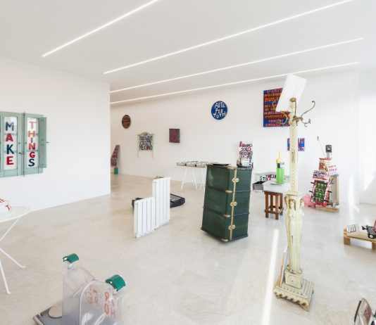 Uno, ma in coppia: la perdita dell’autorialità secondo l’artista Bob and Roberta Smith Bob and Roberta Smith, Sposare un Inglese Marry an Italian, 2023, veduta della mostra presso A SUD, Pescara. Courtesy A SUD, ph. Massimo Camplone