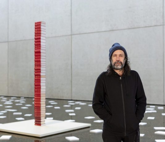 Biennale di Venezia: chi è Archie Moore, l’artista aborigeno che rappresenterà l’Australia Archie Moore, Inert State 2022, Queensland Art Gallery, 2022