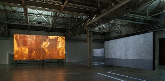 Qui, eppure da nessuna parte: la mostra di Gian Maria Tosatti in HangarBicocca a Milano Gian Maria Tosatti “NOw/here”, exhibition view at Pirelli HangarBicocca, Milan, 2023. Courtesy the artist and Pirelli HangarBicocca, Milan. Photo Ela Bialkowska, OKNOstudio