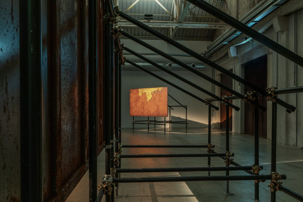 Gian Maria Tosatti “NOw/here”, veduta della mostra, Pirelli HangarBicocca, Milano, 2023. Courtesy l’artista e Pirelli HangarBicocca, Milano. Foto Ela Bialkowska, OKNOstudio