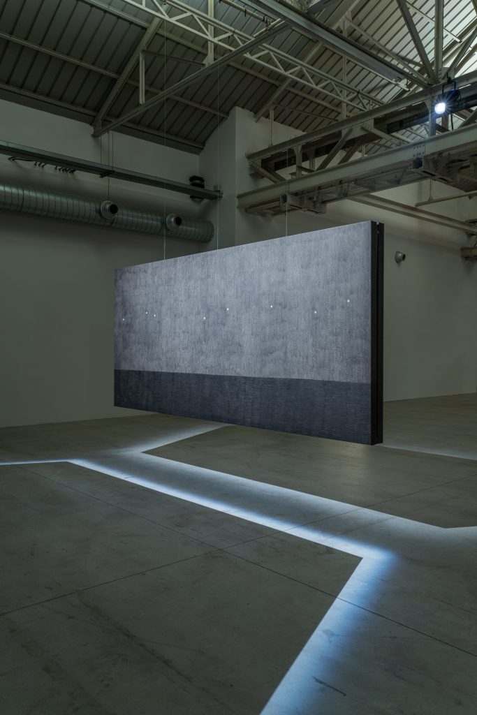 Gian Maria Tosatti “NOw/here”, veduta della mostra, Pirelli HangarBicocca, Milano, 2023. Courtesy l’artista e Pirelli HangarBicocca, Milano. Foto Ela Bialkowska, OKNOstudio