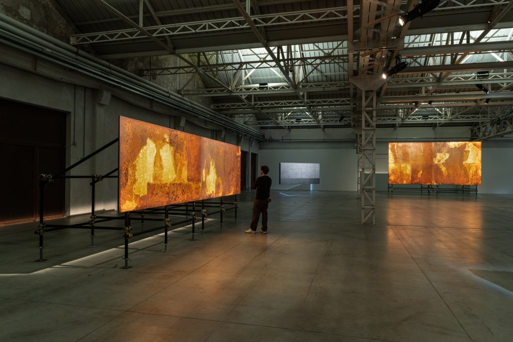 Gian Maria Tosatti “NOw/here”, exhibition view at Pirelli HangarBicocca, Milan, 2023. Courtesy the artist and Pirelli HangarBicocca, Milan. Photo Ela Bialkowska, OKNOstudio