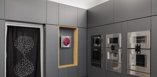 Dal braille alle stelle: Gaggenau DesignElementi ospita “Romanitas” di Fulvio Morella