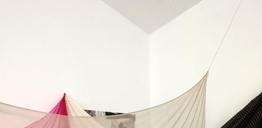 I ready made da attraversare di Eric Nathaniel Mack, alla Galleria Noero di Torino Eric Nathaniel Mack, veduta della mostra, Galleria Franco Noero, Torino, 2023