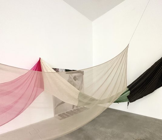 I ready made da attraversare di Eric Nathaniel Mack, alla Galleria Noero di Torino Eric Nathaniel Mack, veduta della mostra, Galleria Franco Noero, Torino, 2023