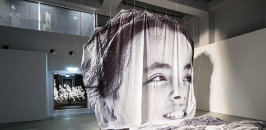 Sulla superficie del volto: apre la mostra di JR alle Gallerie d’Italia di Torino