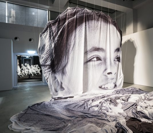 Sulla superficie del volto: apre la mostra di JR alle Gallerie d’Italia di Torino