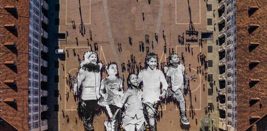 La rivoluzione è collettiva: intervista a JR in occasione della performance a Torino La performance di JR a Torino. Credits JR