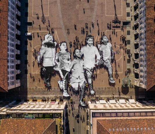 La rivoluzione è collettiva: intervista a JR in occasione della performance a Torino La performance di JR a Torino. Credits JR