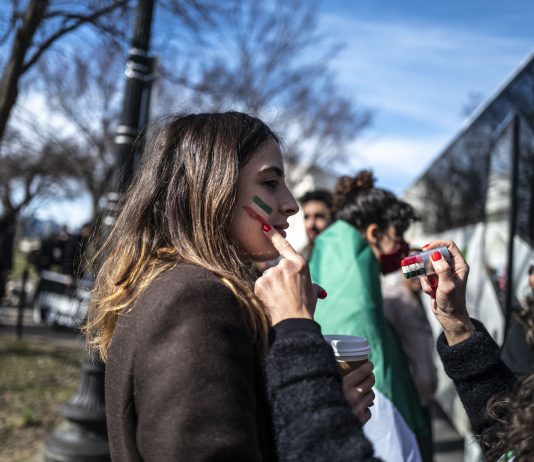 Il mondo a fianco delle donne dell’Iran. La protesta organizzata a Washington La protesta di Woman Life Freedom per le donne dell'Iran a Washington Dc ph. Francesca Magnani