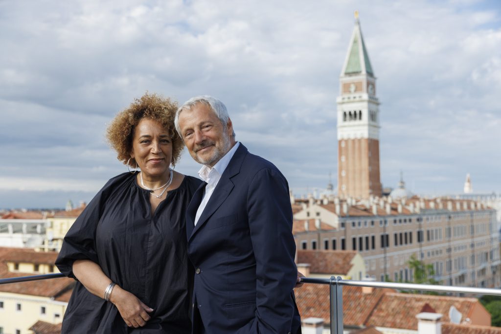 Lesley Lokko e Roberto Cicutto Photo Jacopo Salvi Courtesy of La Biennale di Venezia